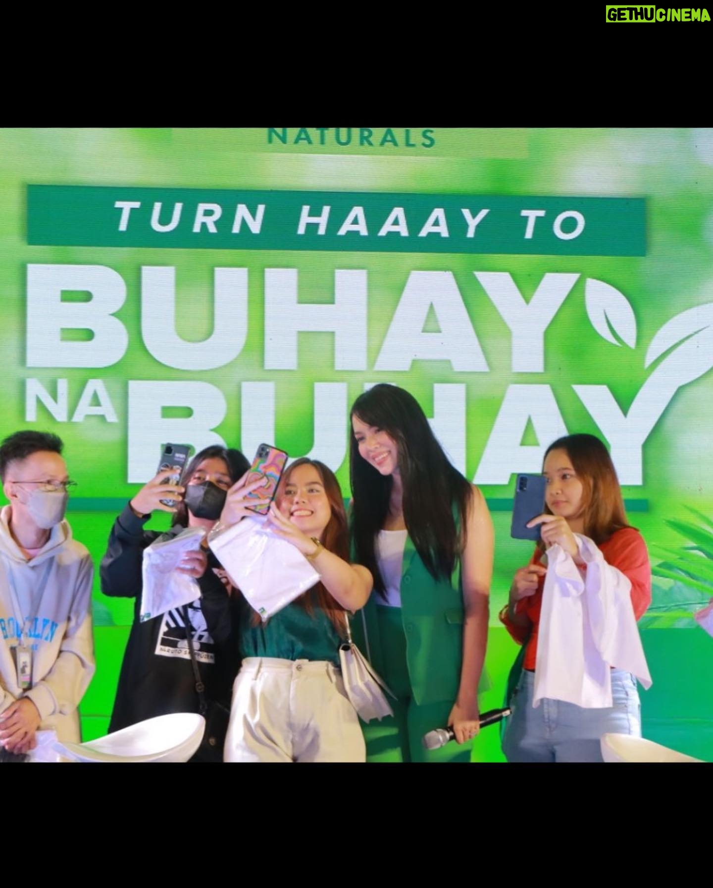 Julia Montes Instagram - Look at how amazing this Palmolive Naturals Positivity Hub looks! Sobrang na-enjoy ko ang nature moments and bonding sessions with my Palmolive girls at sobrang amazing pa ng mga prizes! Get your own turn #HaayToBuhayNaBuhay moment when you visit us! Till today na lang ito girls! Kaya let’s go na! Join us! @palmoliveph 💚 #PalmoliveNaturals
📍Market! Market! Activity Center