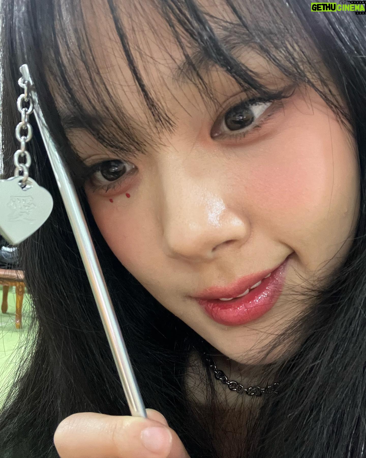 BIBI Instagram - 요번 앨범 한정판에만 들어있는 큐티뽀쨕 굿즈🤍 지금 구매해! 매진 임박!