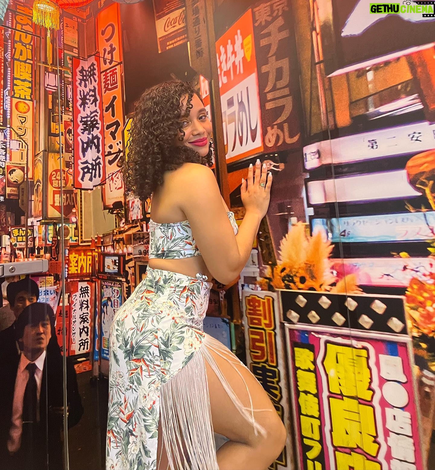 Chelsy García - 43.6K Likes - Son 12 rosas que me hablarán de tiiiii💃🎶
Outfit: @sandy.fashion.usa 😻