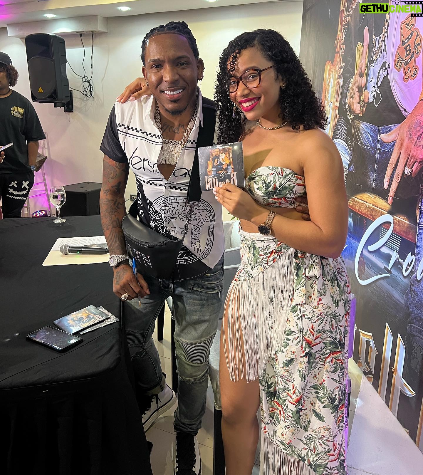 Chelsy García - 55.6K Likes - Celebrando el lanzamiento del nuevo álbum de @toxiccrow #LaVuelta donde tengo una colaboración con La Máquina de Cotorra. Deseándole los mejores éxitos a esta producción de 28 canciones hechas con la mejor calidad por una viga de nuestro género.🙏🏻💿🇩🇴🔥