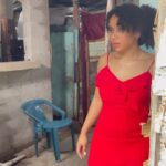 Chelsy García Instagram - En mi último video musical de #ELAMORTATO utilizamos diferentes tipos de casas, donde YO (que represento la parte humana que anhela encontrar amor), entro buscando el amor en todas partes, sin embargo, las casas están VACÍAS; y lo que término es lastimada al salir de cada casa. Esto representa cómo nos lastimamos cuando buscamos el amor en sitios equivocados; y las heridas que dejan las relaciones donde no nos aman como merecemos o queremos.

Estoy muy agradecida de la gente del barrio #Capotillo que me permitieron entrar a sus hogares para filmar este video junto a @creafamainc y todo equipo. Ustedes también son parte de esto.

#DetrasDeCámaras #Procesos #Arte #Música
