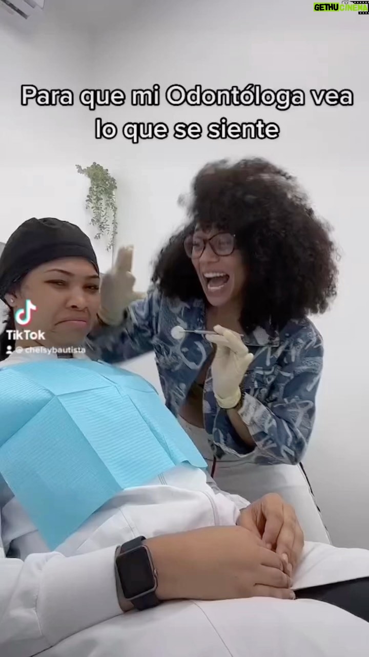 Chelsy García Instagram - ¡A ver si e’ bueno! 🤨 Pero… en realidad, mi doctora @cristinameran_odo es muy profesional y Nunca me duele nada en mis procesos dentales😌 solo la puse de relajo pa’ este videito. 😂 ¿Quiénes son los que se ponen nervioso en el odontólogo?