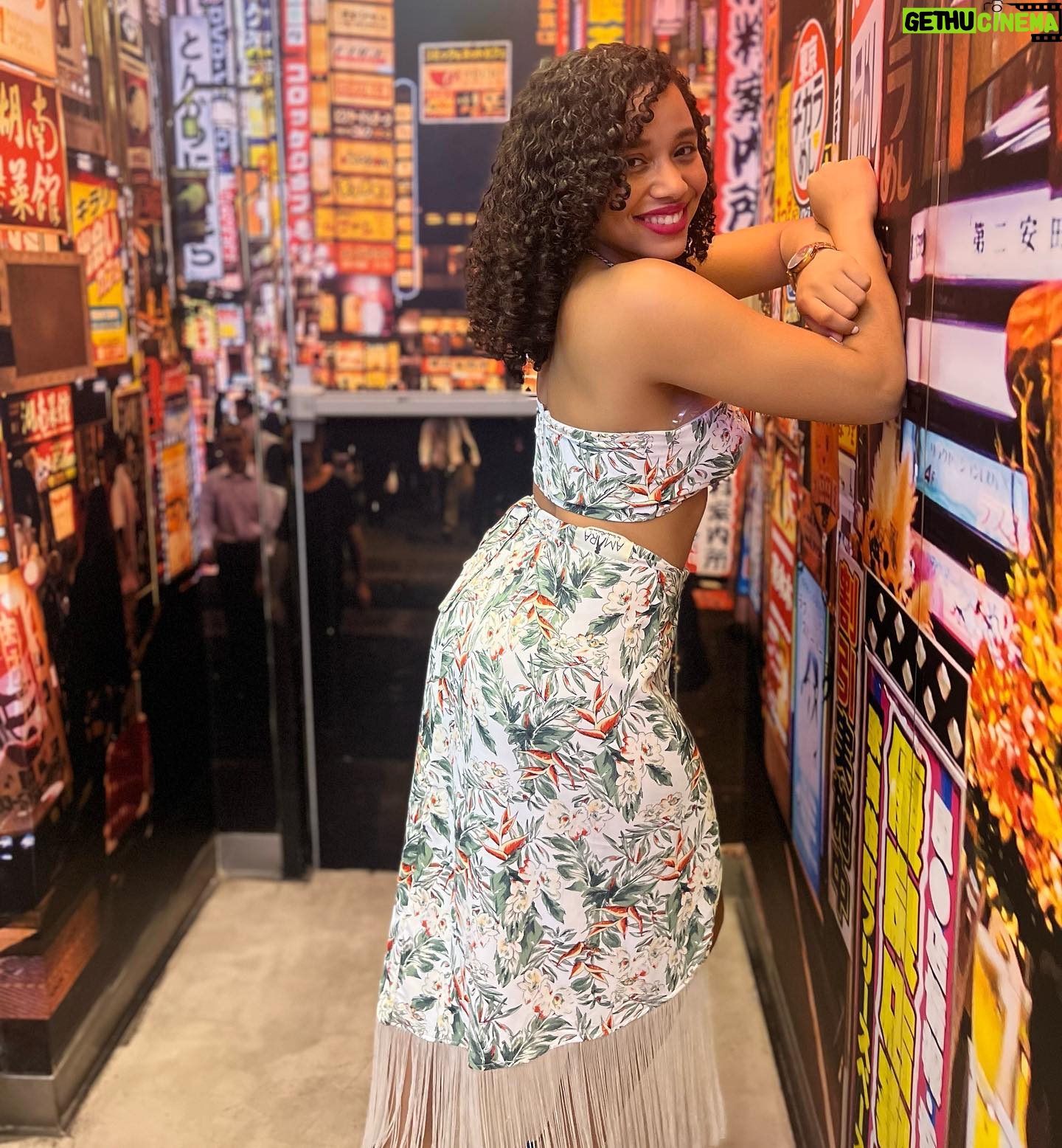 Chelsy García - 43.6K Likes - Son 12 rosas que me hablarán de tiiiii💃🎶
Outfit: @sandy.fashion.usa 😻