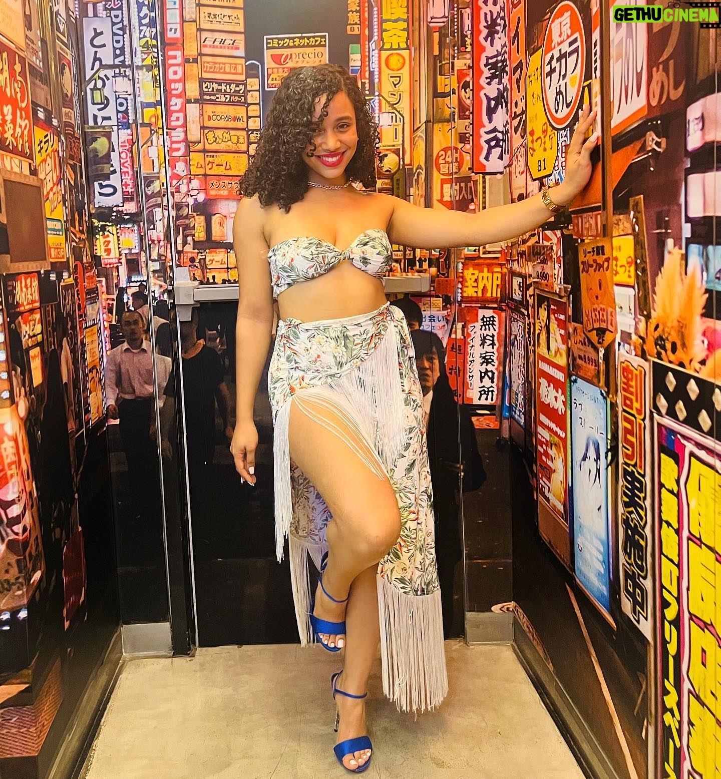 Chelsy García - 43.6K Likes - Son 12 rosas que me hablarán de tiiiii💃🎶
Outfit: @sandy.fashion.usa 😻