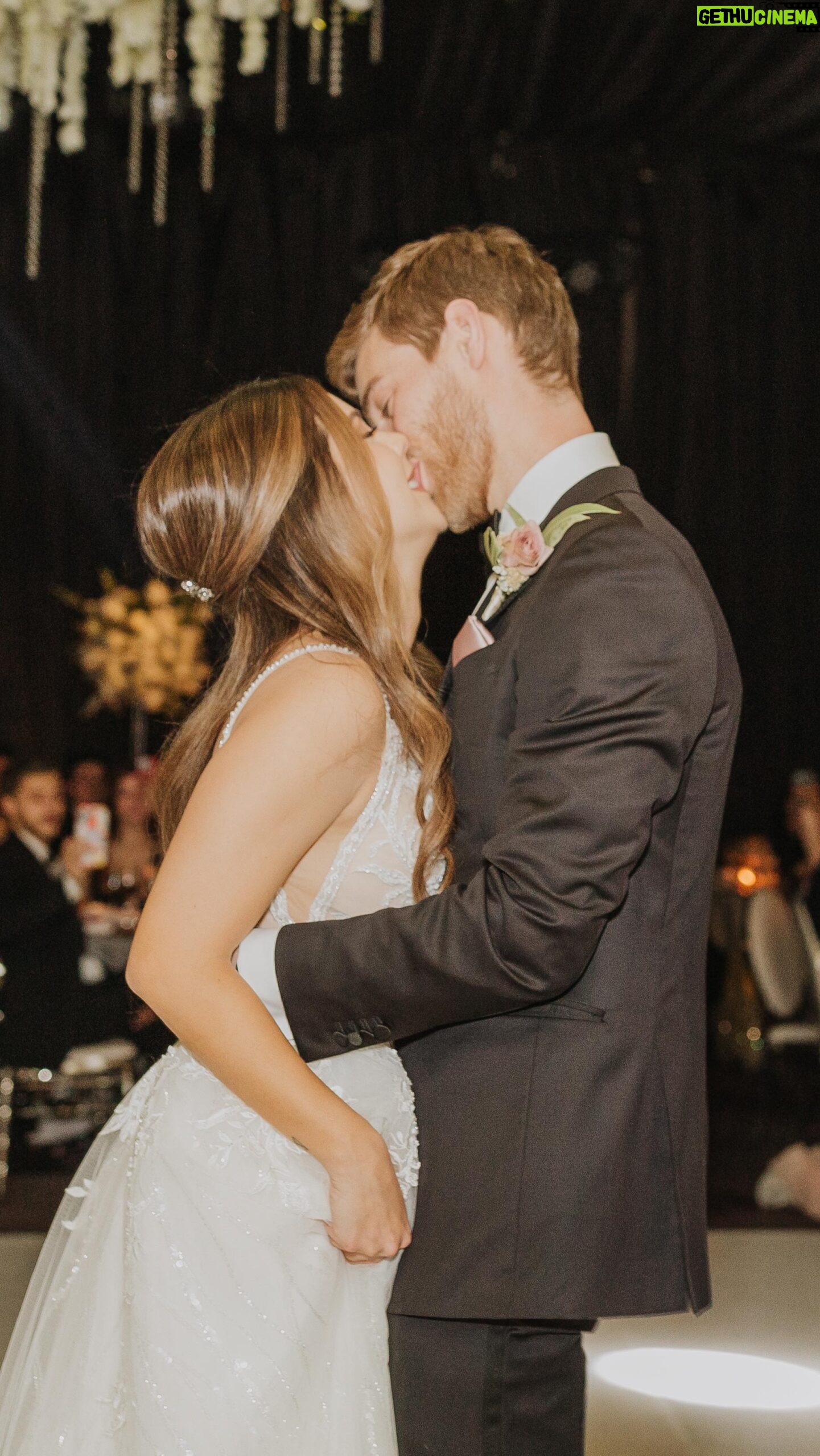 Sheryl Rubio Instagram - Acabo de postear el video de la boda y que bonito fue editarlo. Si, es un video bastante largo pero es que también fue un día muy largo y lleno de emociones. Mención especial a mi querido @elpanqueee por subirse a la ola con un mes de anticipación, a @joshuavweddingplanner por escucharnos y ser muy pacientes a @intercontinentalmx por abrirnos las puertas y recibir a nuestros invitados tan bien y darnos el mejor deal que pudimos conseguir a @demetriosbride por hacerme sentir como una princesa ese día, a @johnniewalkermx por darnos la mejor experiencia con los mejores cocteles de whisky que pudimos haber pedido. Y por supuesto a todos los que vinieron desde otros países y otras ciudades por acompañarnos en un momento tan especial ❤️🥹 les deje el link del video aquí en mi bio para que lo vayan a disfrutar!