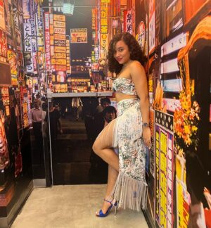 Chelsy García Instagram - Son 12 rosas que me hablarán de tiiiii💃🎶

Outfit: @sandy.fashion.usa 😻