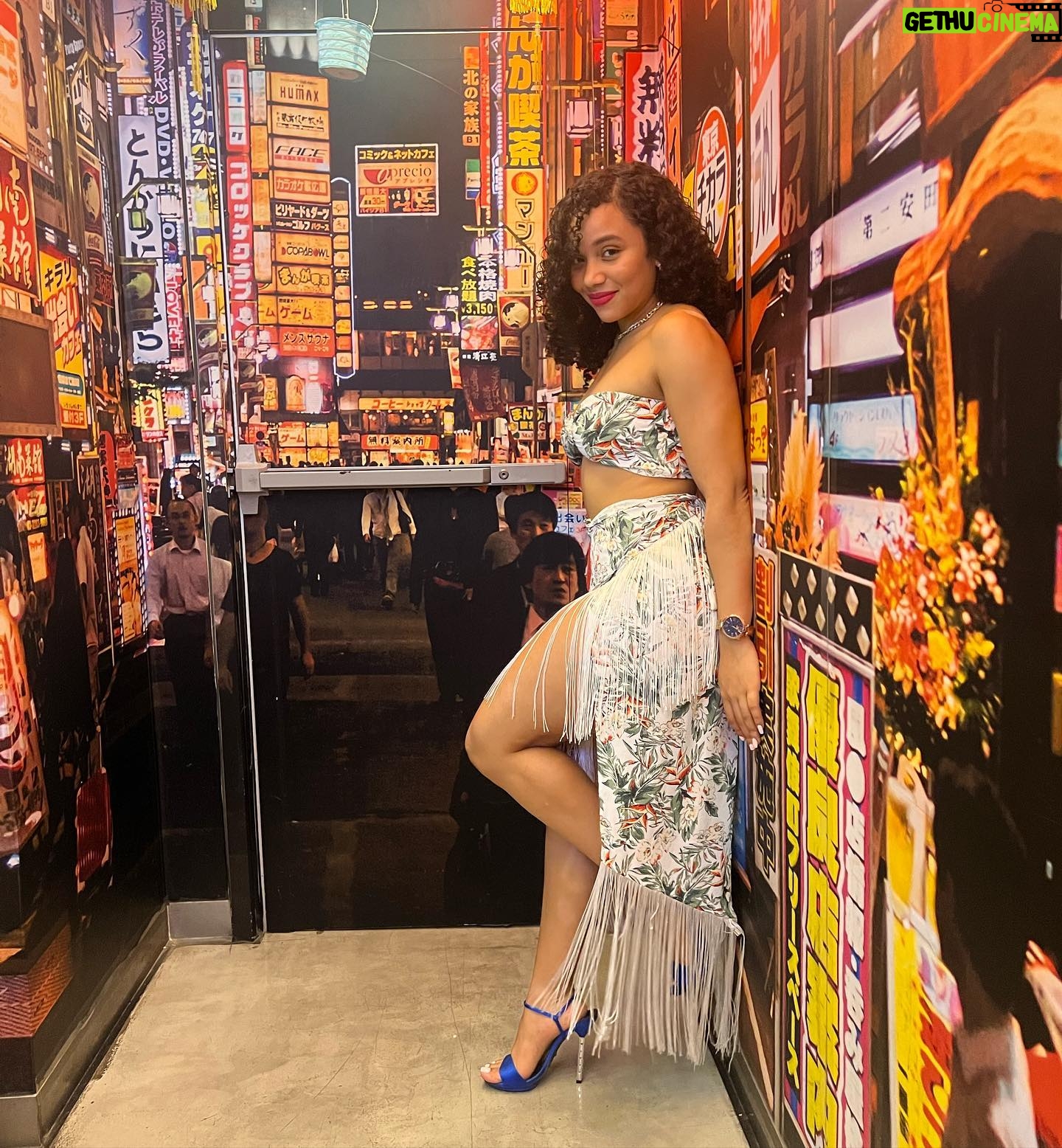 Chelsy García - 43.6K Likes - Son 12 rosas que me hablarán de tiiiii💃🎶
Outfit: @sandy.fashion.usa 😻