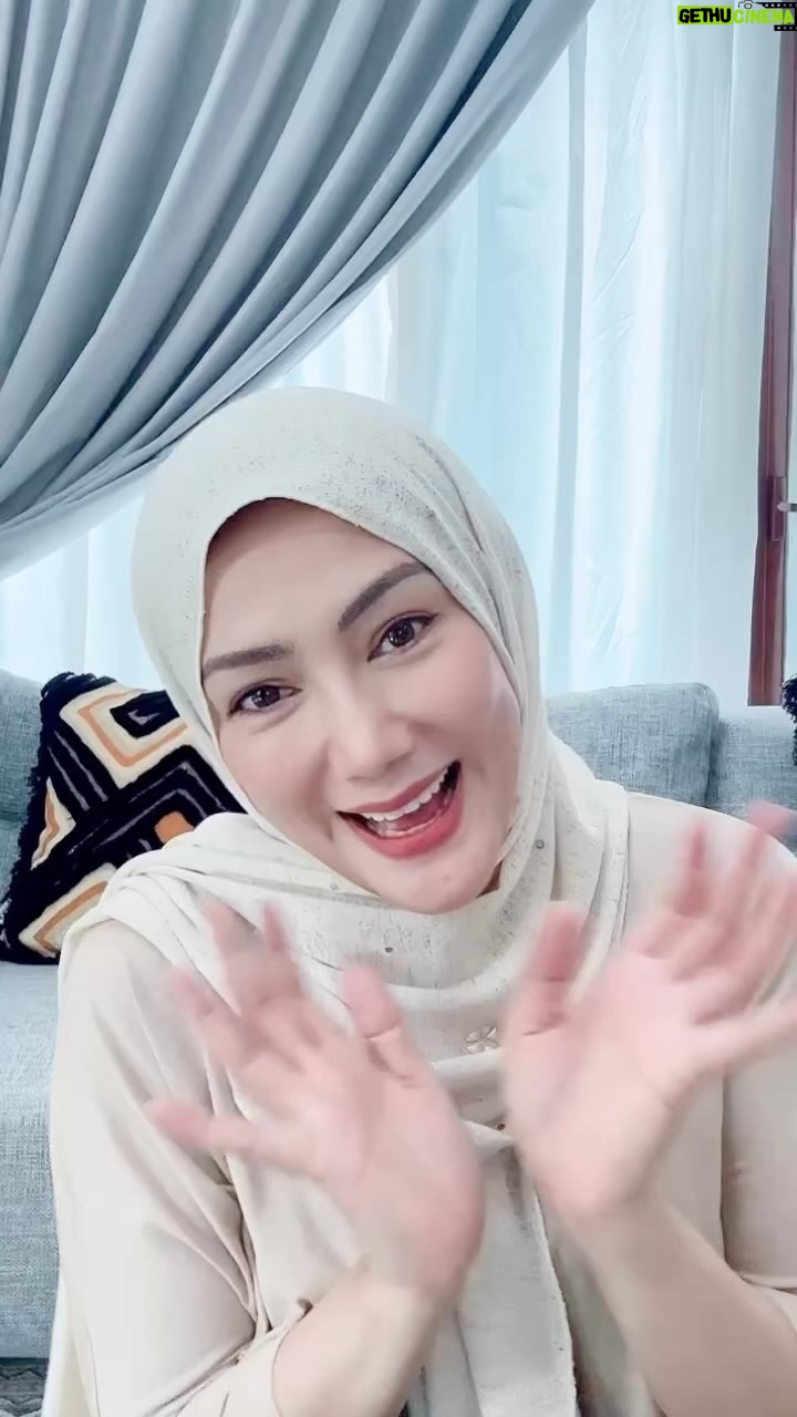 Erra Fazira Instagram - Bila bercakap pasal penjagaan rambut terutama sekali rambut gugur, anda boleh refer dengan @faithfleurhq
Baru-baru ini pihak Faith Fleur ada share informasi penting yang bagi kita semua nampak simple tapi sangat memberi impak. Apakah itu? Saya ada kongsikan dalam video hari ini.
❤️ jika anda telah faham dan ingin mencuba produk penjagaan rambut Faith Fleur 😍
@faithfleurhq
@faithfleurhq
#faithfleurbyctymary