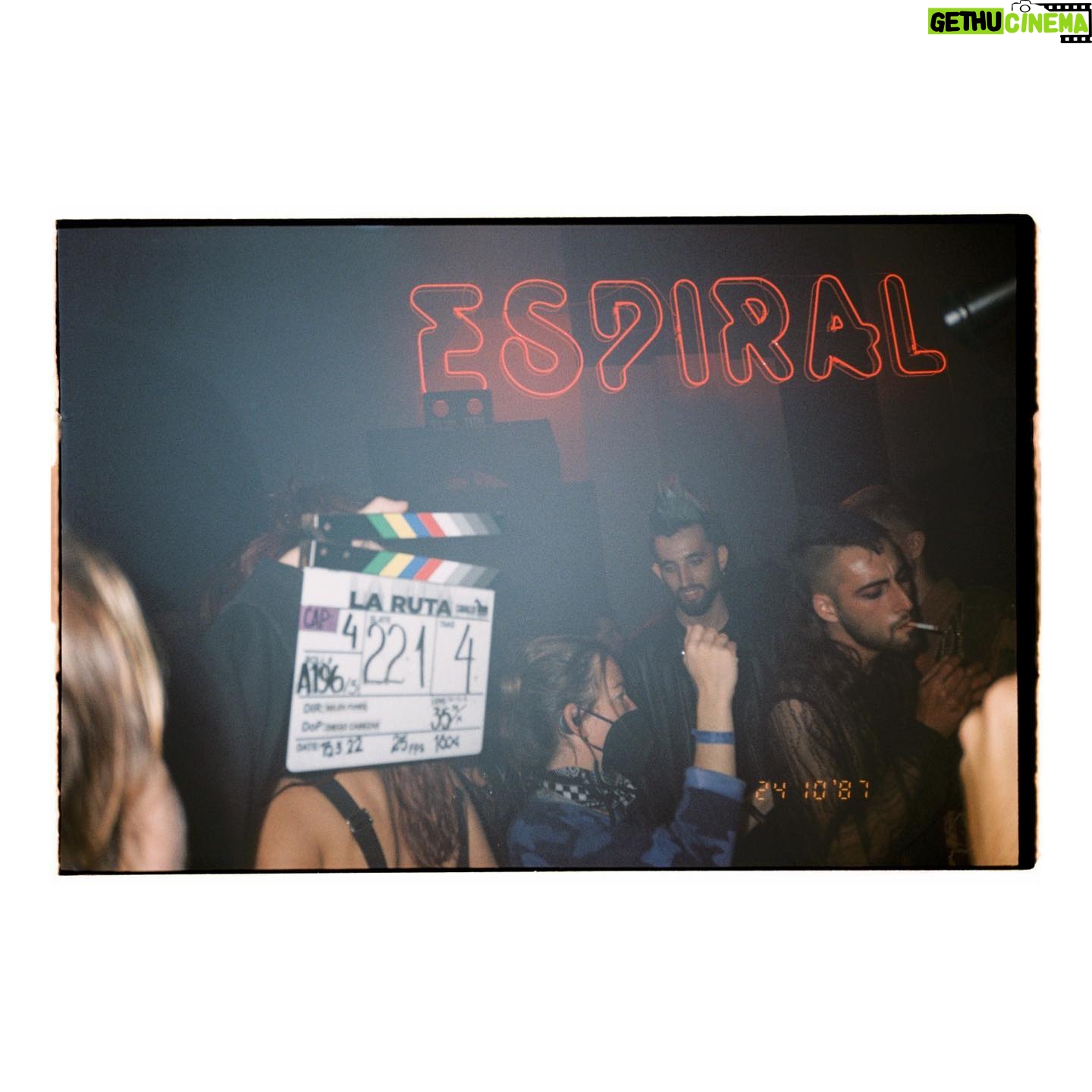 Claudia Salas Instagram - Espiral, 1987. Cara A.
El último vídeo de este carrusel es el resumen del gran trabajo que hizo todo el equipo de dirección en @larutaserie . Gracias por dibujar con pincel muy fino cada detalle.
Especial mención a todas y cada una de las personas que formaron parte de la figuración.
@pauloba13 eres la mejor directora de orquesta.
@caballofilms
@atresplayer
@atresmediacom
@belen__funes sin palabras compañera. ♥️