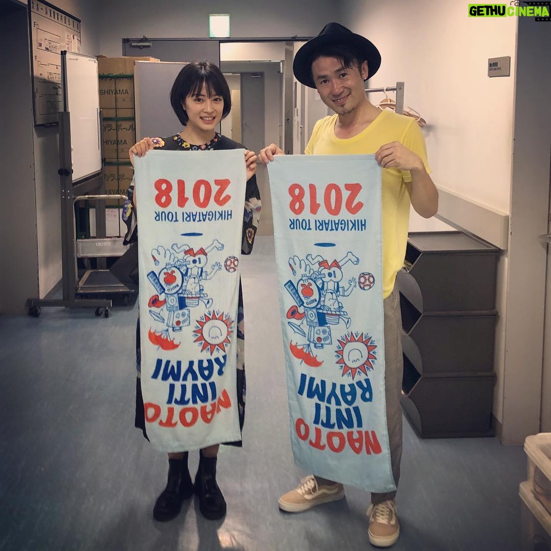 Suzu Hirose Instagram - 私の卓球の先生。今日も最高でした。
#タオル交換して逆さまに持ったっていう写真
#いつも元気くれる方 #ナオトインティライミさん