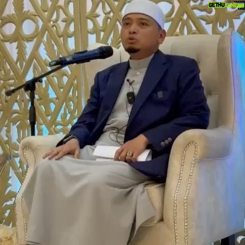 Erra Fazira Instagram - Alhamdulillah.. sekali lagi dberi kesempatan menghadiri tazkirah dr @ustazwadiannuar .. Terima kasih tuan rumah kekanda Dt @itsnoraariffin dan seisi family yg menjemput dan menjamu kami dgn makanan Pantai Timur yg sgt sedap!! Lokasi pun mudah cari n cantik ~ MEGA GLORY HALL, Bangi. Proud of u.. Thk u so much sis🥰 .
..
Alhamdulillah @ustazwadiannuar sempat berkongsi sedikit ilmu buat renungan dan amalan.. Terima Kasih ustaz.. Halalkan perkongsian ilmu ini utk kami kongsikan pula dgn teman2 di IG 🙏🏻 .
Moga ada yg kita praktikkan dlm kehidupan kita…🤲🏻
Here goes.. .
30 PERKARA MEMUNGKINKAN KITA MASUK SYURGA.. (tp sempat share 12 saja dulu.. InsyaAllah next session akan sambung yg seterusnya.. 😊) .
1. Iman.
2. Amal Soleh .
3. Ketakwaan .
4. Ketaatan pada Allah dan Rasul.
5. Jihad .
6. Taubat .
7. Istiqomah .
8. Menuntut Ilmu .
9. Mendirikan Masjid .
10. Berakhlak Baik .
11. Tidak menunjuk nunjuk .
12. Meninggalkan Tipu- walau tipu itu tujuan melawak .
..
ini hanyalah sebahagian ASBAB yang MEMUNGKINKAN kita masuk ke syurga.. tetap yg pasti.. jemputan utk menjadi penghuni syurga adalah sepenuhnya dengan Rahmat Allah.. Moga disana tempat kita kelak! amiiinnnnnn.. .
.