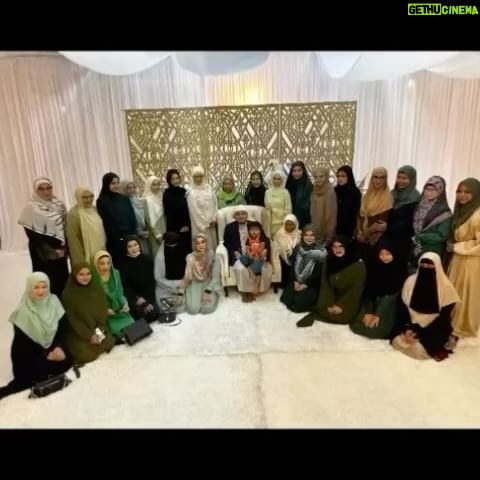 Erra Fazira Instagram - Alhamdulillah.. sekali lagi dberi kesempatan menghadiri tazkirah dr @ustazwadiannuar .. Terima kasih tuan rumah kekanda Dt @itsnoraariffin dan seisi family yg menjemput dan menjamu kami dgn makanan Pantai Timur yg sgt sedap!! Lokasi pun mudah cari n cantik ~ MEGA GLORY HALL, Bangi. Proud of u.. Thk u so much sis🥰 .
..
Alhamdulillah @ustazwadiannuar sempat berkongsi sedikit ilmu buat renungan dan amalan.. Terima Kasih ustaz.. Halalkan perkongsian ilmu ini utk kami kongsikan pula dgn teman2 di IG 🙏🏻 .
Moga ada yg kita praktikkan dlm kehidupan kita…🤲🏻
Here goes.. .
30 PERKARA MEMUNGKINKAN KITA MASUK SYURGA.. (tp sempat share 12 saja dulu.. InsyaAllah next session akan sambung yg seterusnya.. 😊) .
1. Iman.
2. Amal Soleh .
3. Ketakwaan .
4. Ketaatan pada Allah dan Rasul.
5. Jihad .
6. Taubat .
7. Istiqomah .
8. Menuntut Ilmu .
9. Mendirikan Masjid .
10. Berakhlak Baik .
11. Tidak menunjuk nunjuk .
12. Meninggalkan Tipu- walau tipu itu tujuan melawak .
..
ini hanyalah sebahagian ASBAB yang MEMUNGKINKAN kita masuk ke syurga.. tetap yg pasti.. jemputan utk menjadi penghuni syurga adalah sepenuhnya dengan Rahmat Allah.. Moga disana tempat kita kelak! amiiinnnnnn.. .
.