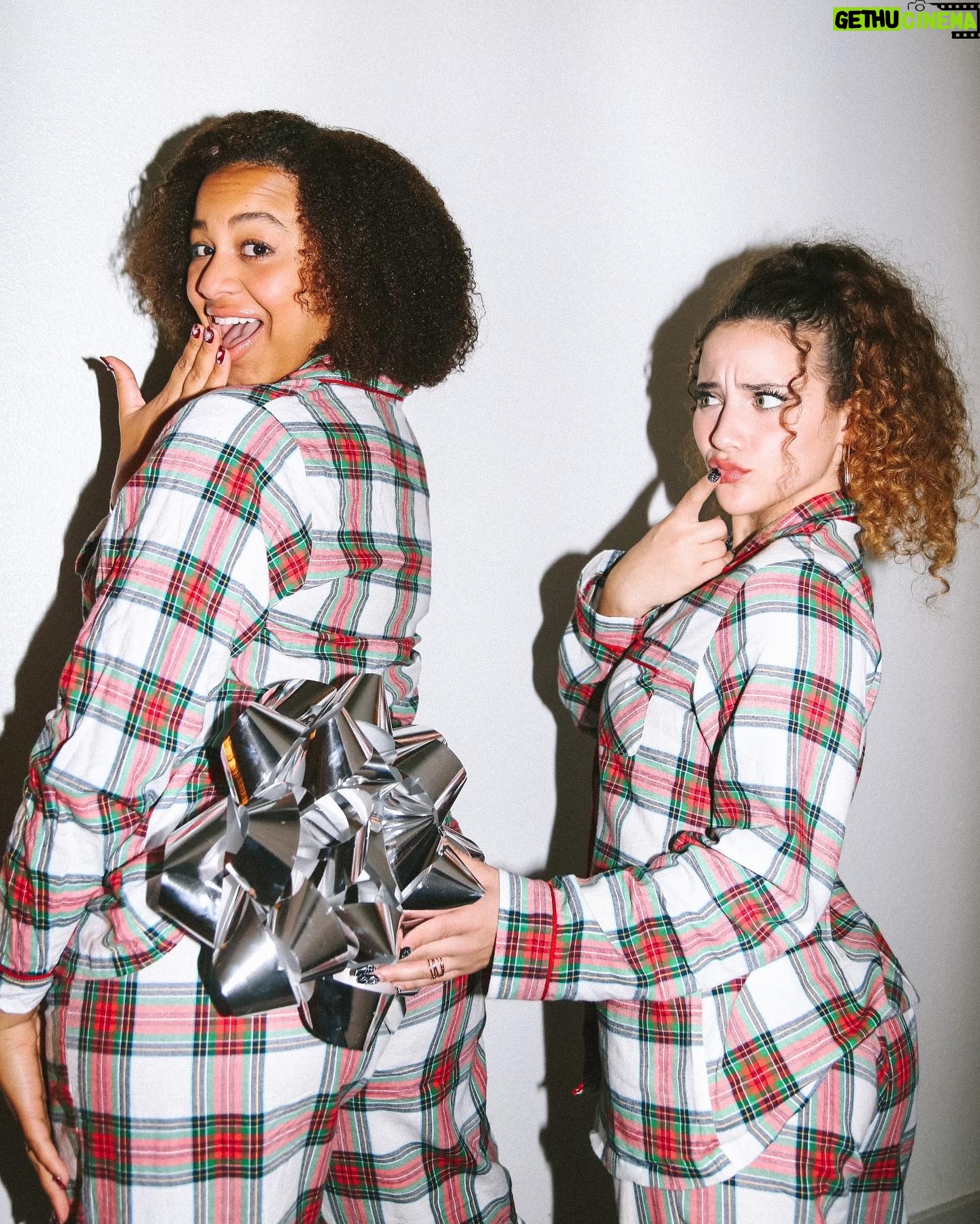 Sofie Dossi - 82.6K Likes - Getting into the holiday spirit 🎁 What present do you want for the holidays?