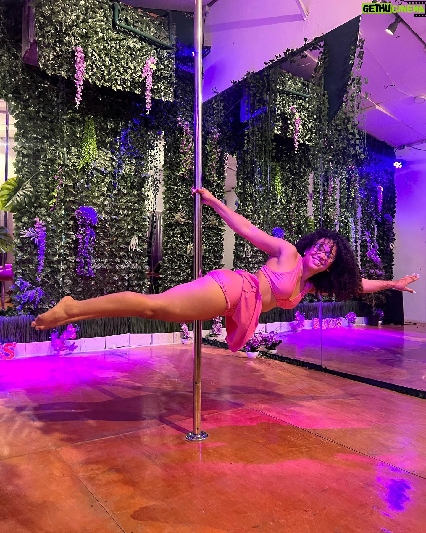 Chelsy García Instagram - Esta figura se llama “SUPERMAN” 🤓 @wingspolesantodomingo tiene una súper oferta de un 50% de descuento en inscripción. Si te interesa aprender el arte del pole o las@clases de flexibilidad este es tu momento para inscribirte. ☺️ La oferta es hasta mañana.