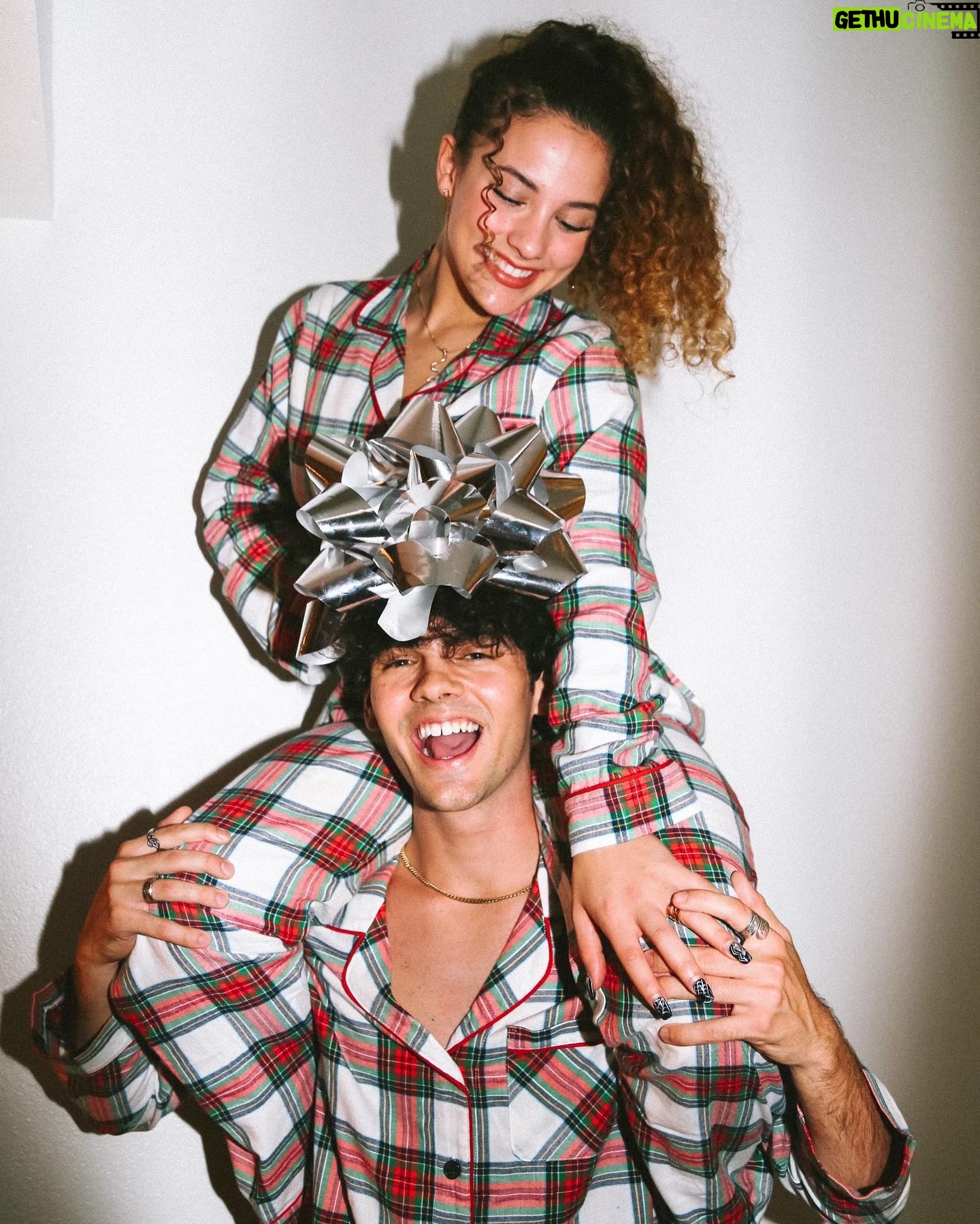 Sofie Dossi - 82.6K Likes - Getting into the holiday spirit 🎁 What present do you want for the holidays?