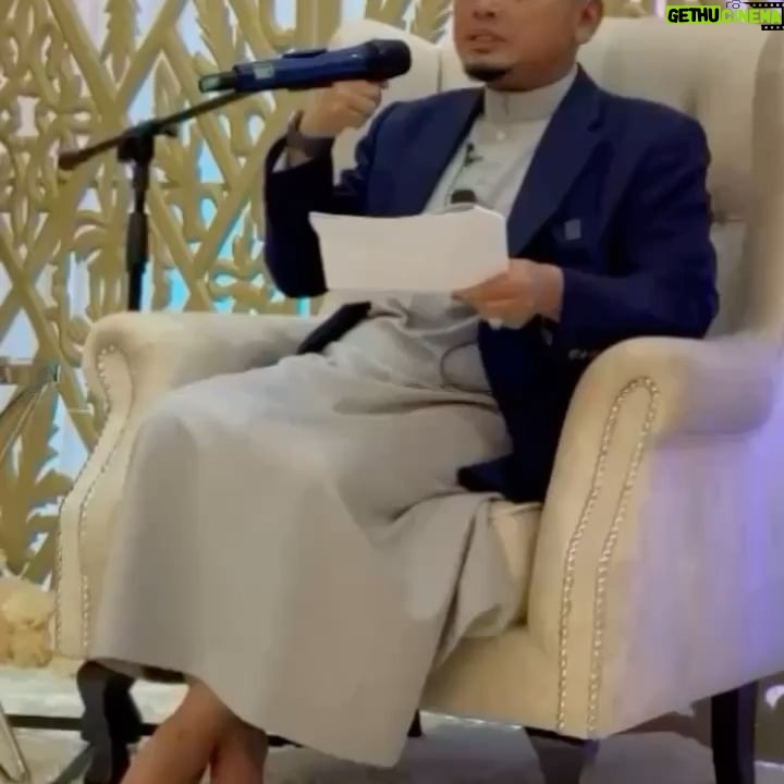 Erra Fazira Instagram - Alhamdulillah.. sekali lagi dberi kesempatan menghadiri tazkirah dr @ustazwadiannuar .. Terima kasih tuan rumah kekanda Dt @itsnoraariffin dan seisi family yg menjemput dan menjamu kami dgn makanan Pantai Timur yg sgt sedap!! Lokasi pun mudah cari n cantik ~ MEGA GLORY HALL, Bangi. Proud of u.. Thk u so much sis🥰 .
..
Alhamdulillah @ustazwadiannuar sempat berkongsi sedikit ilmu buat renungan dan amalan.. Terima Kasih ustaz.. Halalkan perkongsian ilmu ini utk kami kongsikan pula dgn teman2 di IG 🙏🏻 .
Moga ada yg kita praktikkan dlm kehidupan kita…🤲🏻
Here goes.. .
30 PERKARA MEMUNGKINKAN KITA MASUK SYURGA.. (tp sempat share 12 saja dulu.. InsyaAllah next session akan sambung yg seterusnya.. 😊) .
1. Iman.
2. Amal Soleh .
3. Ketakwaan .
4. Ketaatan pada Allah dan Rasul.
5. Jihad .
6. Taubat .
7. Istiqomah .
8. Menuntut Ilmu .
9. Mendirikan Masjid .
10. Berakhlak Baik .
11. Tidak menunjuk nunjuk .
12. Meninggalkan Tipu- walau tipu itu tujuan melawak .
..
ini hanyalah sebahagian ASBAB yang MEMUNGKINKAN kita masuk ke syurga.. tetap yg pasti.. jemputan utk menjadi penghuni syurga adalah sepenuhnya dengan Rahmat Allah.. Moga disana tempat kita kelak! amiiinnnnnn.. .
.