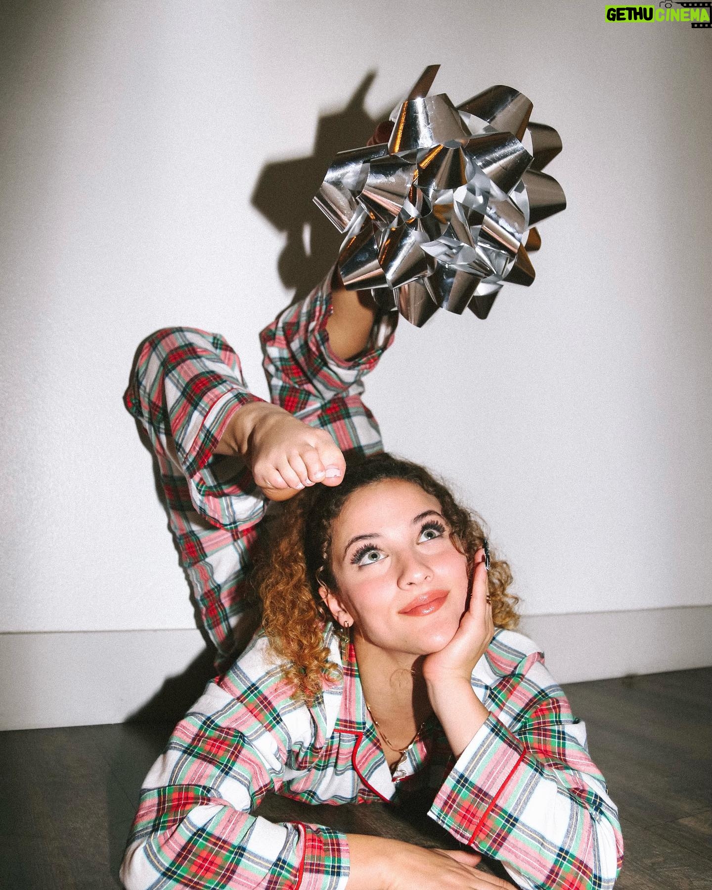 Sofie Dossi - 82.6K Likes - Getting into the holiday spirit 🎁 What present do you want for the holidays?