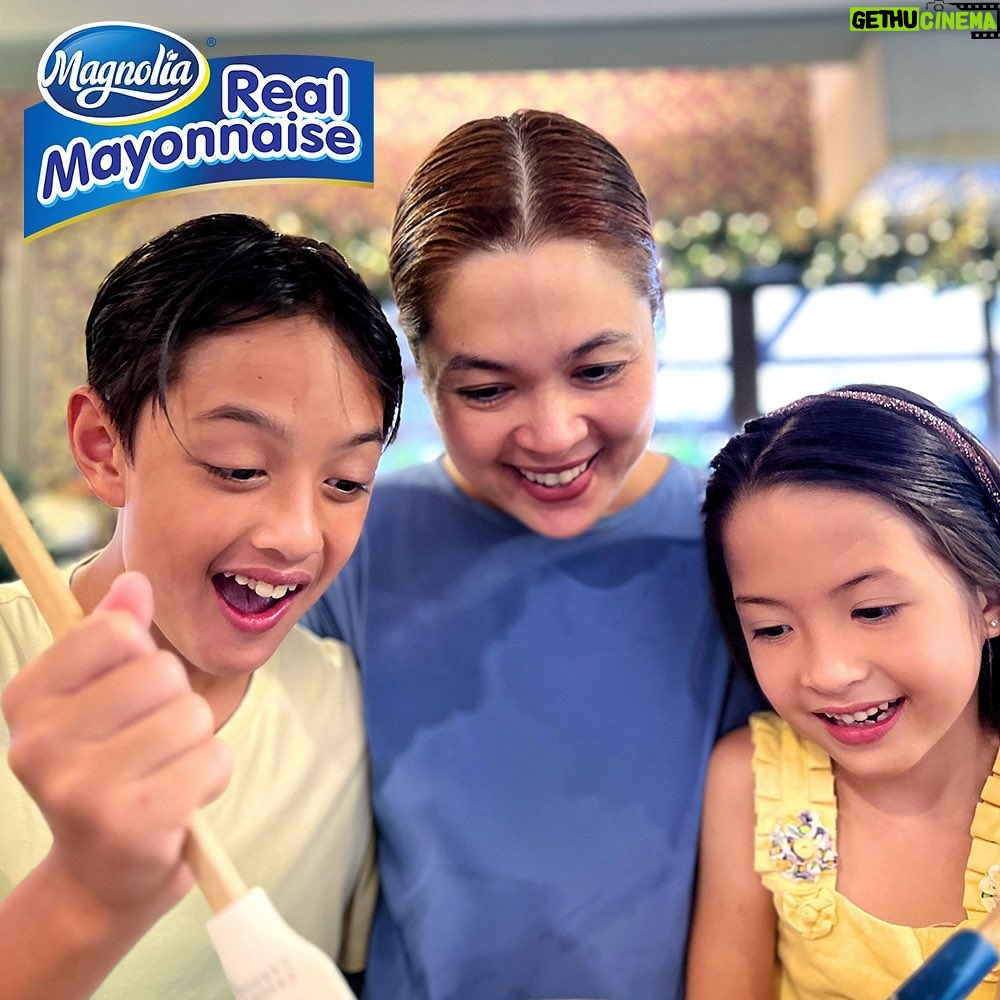 Judy Ann Santos Instagram - December na at excited na kami mag-Christmas! 🥰 Lalo na when we’re bonding while making our favorite dishes with Magnolia Mayo-na may tamang tamis-asim sarap na pasok din sa budget nating mga mommies!
Kaya for me, Lucho and Luna talagang Mmmas Mmmaligaya ang handaan with Magnolia Real Mayonnaise!