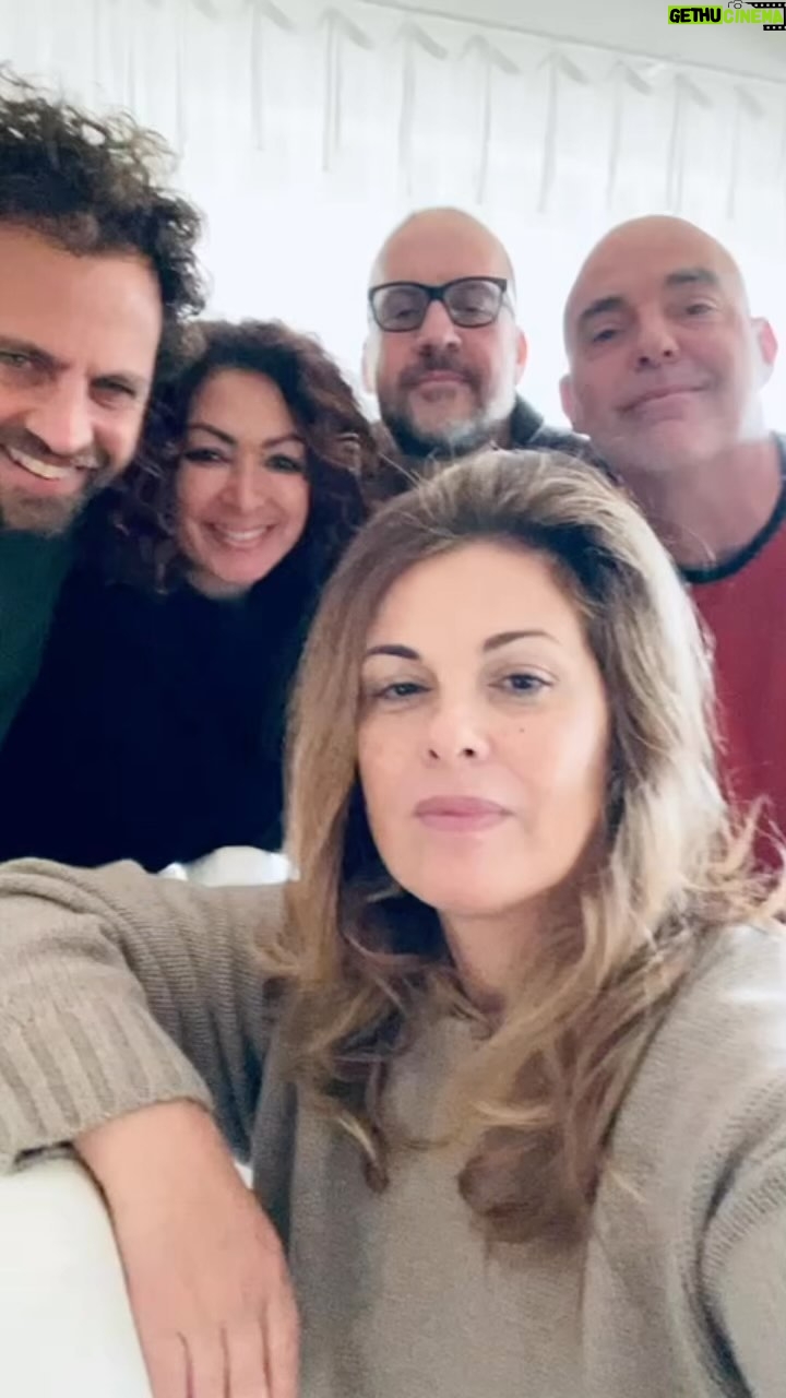 Vanessa Incontrada Instagram - Quanto ci è mancato il teatro! 😍🎭 Finalmente torniamo in tour con “Scusa sono in riunione” dal 3 dicembre a Prato 😉
Le altre date della tournée le trovate nel link in bio ⬆️
Vi aspettiamo! Besitos 😙🦋
“SCUSA SONO IN RIUNIONE”
di Gabriele Pignotta @gabrielepignotta_official
Con Vanessa Incontrada e Gabriele Pignotta
e con
Fabio Avaro @fabio_avaro
Siddhartha Prestinari @prestinarisiddhartha
Nick Nicolosi
@nic_nicolosi
@a.artistiassociati
#scusasonoinriunione #teatro #artistiassociati