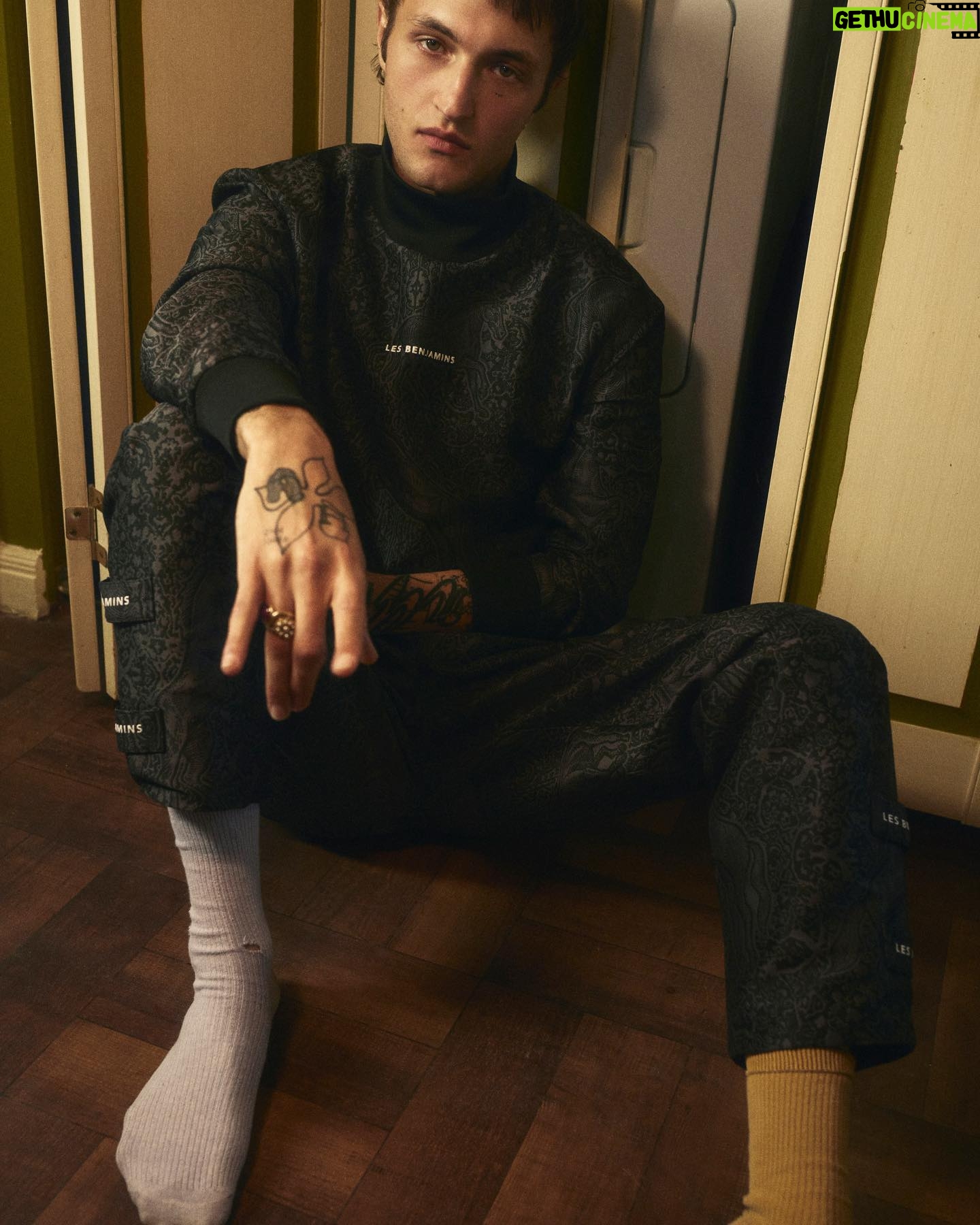 Yolanda Hadid Instagram - ❤️Proud of you and all that you do, my sonshine… @anwarhadid for @vogueturkiye photographed by @mschwartzphoto