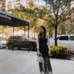 Sheryl Rubio Instagram - El día que me vestí como Merlina sin saber que me haría mega fan de la serie Wednesday. Estas fotos son de otoño de este año. Los que llevan tiempo siguiéndome por aquí ya saben cuánto amo vestirme de negro 24/7. Al fin salió una serie que va a poner de moda el color que tanto amo 🥹🖤