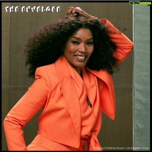 Angela Bassett Instagram - Hey Everybody you good? Enjoyed a lovely day talking to such lovely women 🧡
Stylist: @jlynnstyle18
Makeup: @dandremichael
Hair: @hairjunkierandy
Trainer: @getfitbyrob
📷: @therealchristinahouse
