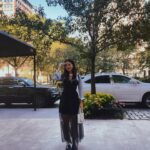 Sheryl Rubio Instagram - El día que me vestí como Merlina sin saber que me haría mega fan de la serie Wednesday. Estas fotos son de otoño de este año. Los que llevan tiempo siguiéndome por aquí ya saben cuánto amo vestirme de negro 24/7. Al fin salió una serie que va a poner de moda el color que tanto amo 🥹🖤