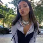 Sheryl Rubio Instagram - El día que me vestí como Merlina sin saber que me haría mega fan de la serie Wednesday. Estas fotos son de otoño de este año. Los que llevan tiempo siguiéndome por aquí ya saben cuánto amo vestirme de negro 24/7. Al fin salió una serie que va a poner de moda el color que tanto amo 🥹🖤