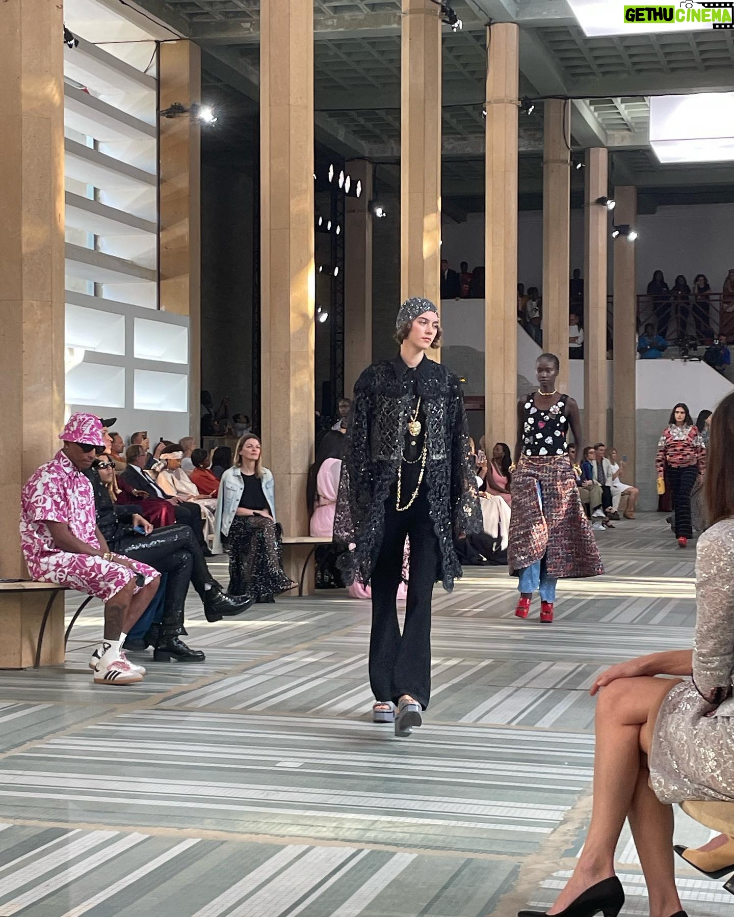 Nana Komatsu Instagram - @chanelofficial
Metiers d'art 2022/23 in Dakar🇸🇳
今回は西アフリカ・セネガルのダカールで
メティエダールコレクションが発表されました。
会場は旧司法宮。
今回感じた事は、ランウェイショーを単なるイベントとしてではなく、お互いの芸術面においてリスペクトをもち交流を経てまた新たに生み出されるエネルギーを肌で体感する事が出来ました‼︎
現地のダンサーさんとアーティストさん達がパワフルな踊りと歌を披露してくれて、会場の皆も今にも踊り出しそうな一体感。
コレクションは、今回かなりアフリカからインスパイアされたシルエット・柄・色合い・アクセサリーまで遊び心たっぷりでどれも気分なものばかり。
会場にいるお客様さんもみんな
個性的なファッションで見ていて楽しかったな。
無限のクリエイションと未来、今後のダカールとCHANELが楽しみになりました。
とっても良い旅でした🌹
Thank you @chanelofficial
@chanelofficial
#chanelmetiersdart