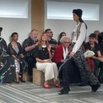 Nana Komatsu Instagram - @chanelofficial 
Metiers d'art 2022/23 in Dakar🇸🇳 

今回は西アフリカ・セネガルのダカールで
メティエダールコレクションが発表されました。
会場は旧司法宮。

今回感じた事は、ランウェイショーを単なるイベントとしてではなく、お互いの芸術面においてリスペクトをもち交流を経てまた新たに生み出されるエネルギーを肌で体感する事が出来ました‼︎
現地のダンサーさんとアーティストさん達がパワフルな踊りと歌を披露してくれて、会場の皆も今にも踊り出しそうな一体感。
コレクションは、今回かなりアフリカからインスパイアされたシルエット・柄・色合い・アクセサリーまで遊び心たっぷりでどれも気分なものばかり。

会場にいるお客様さんもみんな
個性的なファッションで見ていて楽しかったな。

無限のクリエイションと未来、今後のダカールとCHANELが楽しみになりました。
とっても良い旅でした🌹
Thank you @chanelofficial 

@chanelofficial 
#chanelmetiersdart