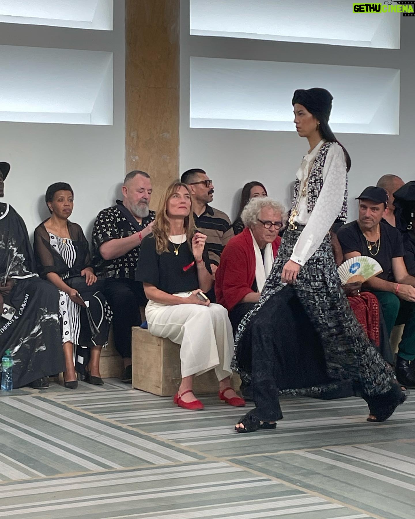Nana Komatsu Instagram - @chanelofficial
Metiers d'art 2022/23 in Dakar🇸🇳
今回は西アフリカ・セネガルのダカールで
メティエダールコレクションが発表されました。
会場は旧司法宮。
今回感じた事は、ランウェイショーを単なるイベントとしてではなく、お互いの芸術面においてリスペクトをもち交流を経てまた新たに生み出されるエネルギーを肌で体感する事が出来ました‼︎
現地のダンサーさんとアーティストさん達がパワフルな踊りと歌を披露してくれて、会場の皆も今にも踊り出しそうな一体感。
コレクションは、今回かなりアフリカからインスパイアされたシルエット・柄・色合い・アクセサリーまで遊び心たっぷりでどれも気分なものばかり。
会場にいるお客様さんもみんな
個性的なファッションで見ていて楽しかったな。
無限のクリエイションと未来、今後のダカールとCHANELが楽しみになりました。
とっても良い旅でした🌹
Thank you @chanelofficial
@chanelofficial
#chanelmetiersdart