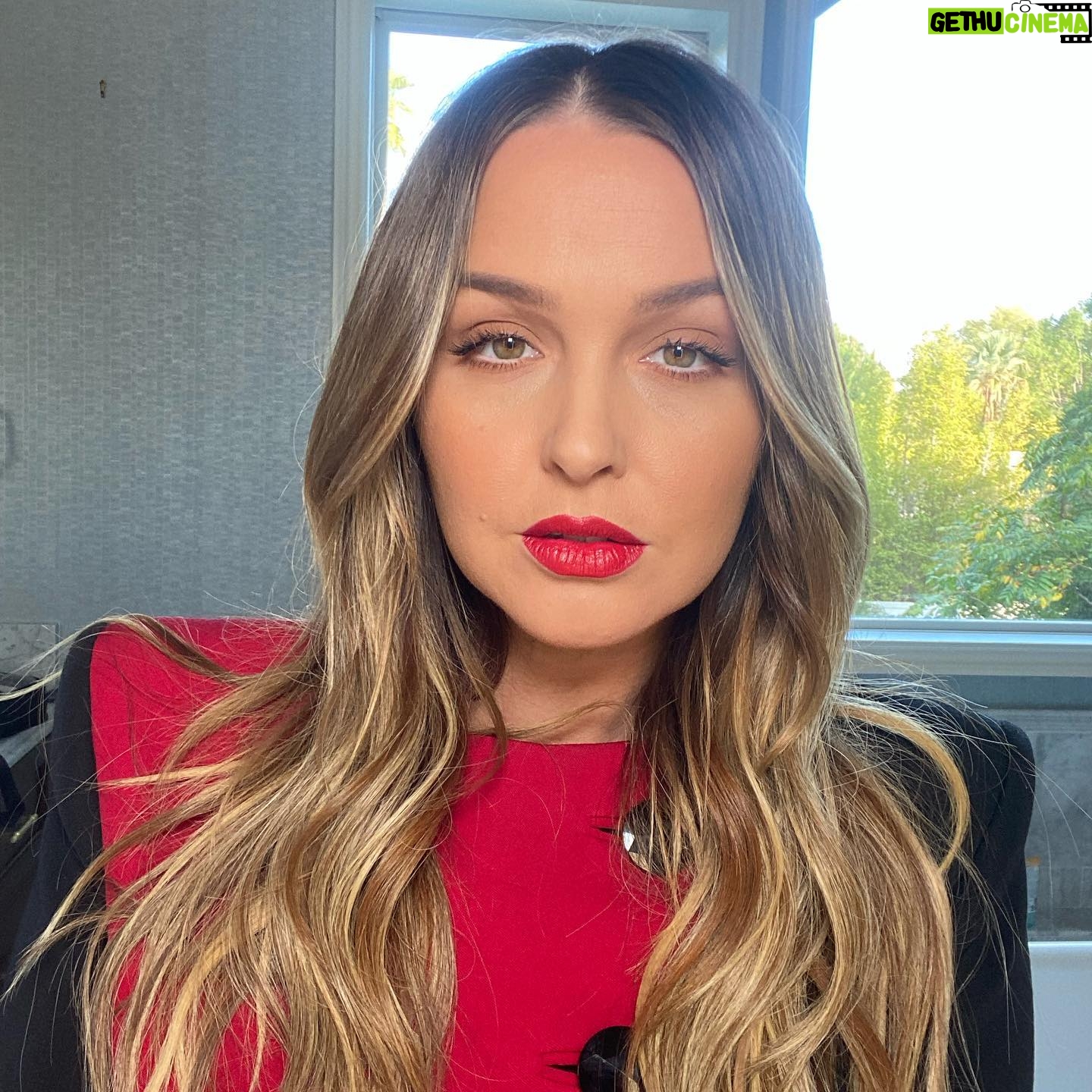 Camilla Luddington Instagram - And the details…
❤️🖤 @ysl 🖤❤️
Hair @hayleyheckmann
Makeup @adamburrell