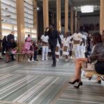 Nana Komatsu Instagram - @chanelofficial 
Metiers d'art 2022/23 in Dakar🇸🇳 

今回は西アフリカ・セネガルのダカールで
メティエダールコレクションが発表されました。
会場は旧司法宮。

今回感じた事は、ランウェイショーを単なるイベントとしてではなく、お互いの芸術面においてリスペクトをもち交流を経てまた新たに生み出されるエネルギーを肌で体感する事が出来ました‼︎
現地のダンサーさんとアーティストさん達がパワフルな踊りと歌を披露してくれて、会場の皆も今にも踊り出しそうな一体感。
コレクションは、今回かなりアフリカからインスパイアされたシルエット・柄・色合い・アクセサリーまで遊び心たっぷりでどれも気分なものばかり。

会場にいるお客様さんもみんな
個性的なファッションで見ていて楽しかったな。

無限のクリエイションと未来、今後のダカールとCHANELが楽しみになりました。
とっても良い旅でした🌹
Thank you @chanelofficial 

@chanelofficial 
#chanelmetiersdart