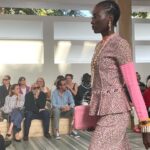 Nana Komatsu Instagram - @chanelofficial 
Metiers d'art 2022/23 in Dakar🇸🇳 

今回は西アフリカ・セネガルのダカールで
メティエダールコレクションが発表されました。
会場は旧司法宮。

今回感じた事は、ランウェイショーを単なるイベントとしてではなく、お互いの芸術面においてリスペクトをもち交流を経てまた新たに生み出されるエネルギーを肌で体感する事が出来ました‼︎
現地のダンサーさんとアーティストさん達がパワフルな踊りと歌を披露してくれて、会場の皆も今にも踊り出しそうな一体感。
コレクションは、今回かなりアフリカからインスパイアされたシルエット・柄・色合い・アクセサリーまで遊び心たっぷりでどれも気分なものばかり。

会場にいるお客様さんもみんな
個性的なファッションで見ていて楽しかったな。

無限のクリエイションと未来、今後のダカールとCHANELが楽しみになりました。
とっても良い旅でした🌹
Thank you @chanelofficial 

@chanelofficial 
#chanelmetiersdart