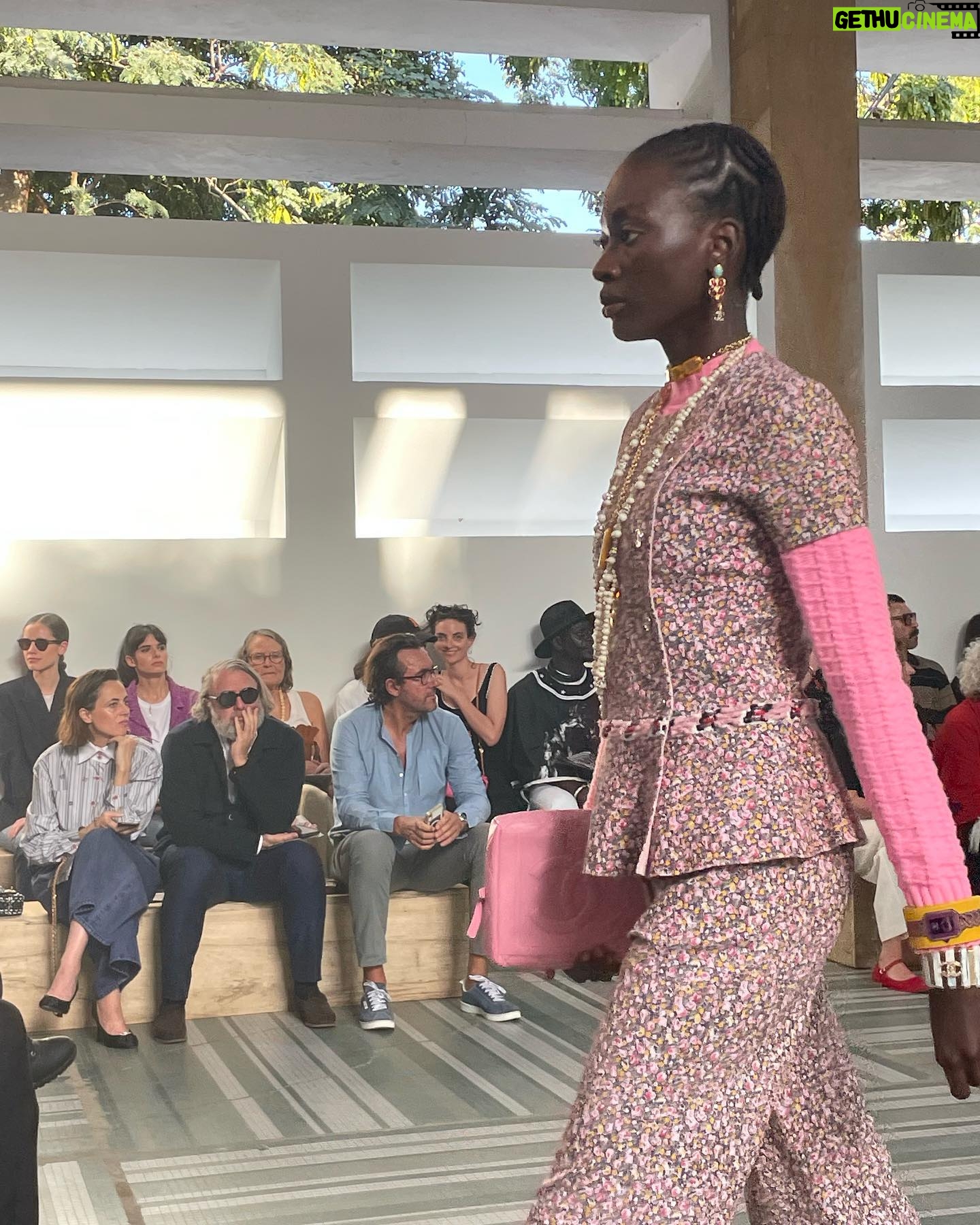 Nana Komatsu Instagram - @chanelofficial
Metiers d'art 2022/23 in Dakar🇸🇳
今回は西アフリカ・セネガルのダカールで
メティエダールコレクションが発表されました。
会場は旧司法宮。
今回感じた事は、ランウェイショーを単なるイベントとしてではなく、お互いの芸術面においてリスペクトをもち交流を経てまた新たに生み出されるエネルギーを肌で体感する事が出来ました‼︎
現地のダンサーさんとアーティストさん達がパワフルな踊りと歌を披露してくれて、会場の皆も今にも踊り出しそうな一体感。
コレクションは、今回かなりアフリカからインスパイアされたシルエット・柄・色合い・アクセサリーまで遊び心たっぷりでどれも気分なものばかり。
会場にいるお客様さんもみんな
個性的なファッションで見ていて楽しかったな。
無限のクリエイションと未来、今後のダカールとCHANELが楽しみになりました。
とっても良い旅でした🌹
Thank you @chanelofficial
@chanelofficial
#chanelmetiersdart