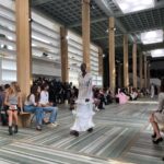 Nana Komatsu Instagram - @chanelofficial 
Metiers d'art 2022/23 in Dakar🇸🇳 

今回は西アフリカ・セネガルのダカールで
メティエダールコレクションが発表されました。
会場は旧司法宮。

今回感じた事は、ランウェイショーを単なるイベントとしてではなく、お互いの芸術面においてリスペクトをもち交流を経てまた新たに生み出されるエネルギーを肌で体感する事が出来ました‼︎
現地のダンサーさんとアーティストさん達がパワフルな踊りと歌を披露してくれて、会場の皆も今にも踊り出しそうな一体感。
コレクションは、今回かなりアフリカからインスパイアされたシルエット・柄・色合い・アクセサリーまで遊び心たっぷりでどれも気分なものばかり。

会場にいるお客様さんもみんな
個性的なファッションで見ていて楽しかったな。

無限のクリエイションと未来、今後のダカールとCHANELが楽しみになりました。
とっても良い旅でした🌹
Thank you @chanelofficial 

@chanelofficial 
#chanelmetiersdart
