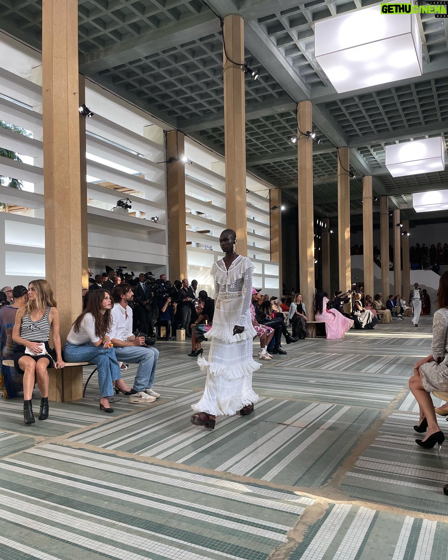 Nana Komatsu Instagram - @chanelofficial
Metiers d'art 2022/23 in Dakar🇸🇳
今回は西アフリカ・セネガルのダカールで
メティエダールコレクションが発表されました。
会場は旧司法宮。
今回感じた事は、ランウェイショーを単なるイベントとしてではなく、お互いの芸術面においてリスペクトをもち交流を経てまた新たに生み出されるエネルギーを肌で体感する事が出来ました‼︎
現地のダンサーさんとアーティストさん達がパワフルな踊りと歌を披露してくれて、会場の皆も今にも踊り出しそうな一体感。
コレクションは、今回かなりアフリカからインスパイアされたシルエット・柄・色合い・アクセサリーまで遊び心たっぷりでどれも気分なものばかり。
会場にいるお客様さんもみんな
個性的なファッションで見ていて楽しかったな。
無限のクリエイションと未来、今後のダカールとCHANELが楽しみになりました。
とっても良い旅でした🌹
Thank you @chanelofficial
@chanelofficial
#chanelmetiersdart