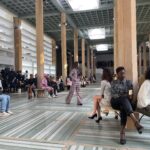 Nana Komatsu Instagram - @chanelofficial 
Metiers d'art 2022/23 in Dakar🇸🇳 

今回は西アフリカ・セネガルのダカールで
メティエダールコレクションが発表されました。
会場は旧司法宮。

今回感じた事は、ランウェイショーを単なるイベントとしてではなく、お互いの芸術面においてリスペクトをもち交流を経てまた新たに生み出されるエネルギーを肌で体感する事が出来ました‼︎
現地のダンサーさんとアーティストさん達がパワフルな踊りと歌を披露してくれて、会場の皆も今にも踊り出しそうな一体感。
コレクションは、今回かなりアフリカからインスパイアされたシルエット・柄・色合い・アクセサリーまで遊び心たっぷりでどれも気分なものばかり。

会場にいるお客様さんもみんな
個性的なファッションで見ていて楽しかったな。

無限のクリエイションと未来、今後のダカールとCHANELが楽しみになりました。
とっても良い旅でした🌹
Thank you @chanelofficial 

@chanelofficial 
#chanelmetiersdart