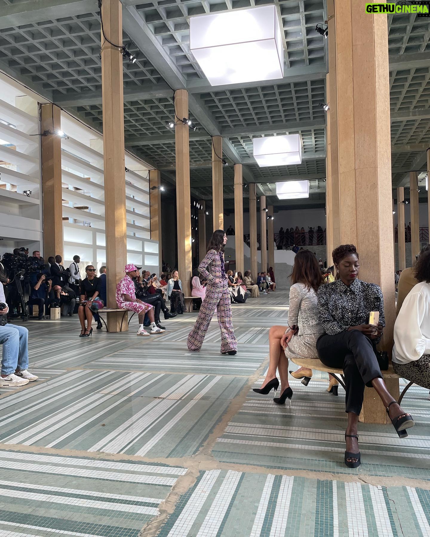 Nana Komatsu Instagram - @chanelofficial
Metiers d'art 2022/23 in Dakar🇸🇳
今回は西アフリカ・セネガルのダカールで
メティエダールコレクションが発表されました。
会場は旧司法宮。
今回感じた事は、ランウェイショーを単なるイベントとしてではなく、お互いの芸術面においてリスペクトをもち交流を経てまた新たに生み出されるエネルギーを肌で体感する事が出来ました‼︎
現地のダンサーさんとアーティストさん達がパワフルな踊りと歌を披露してくれて、会場の皆も今にも踊り出しそうな一体感。
コレクションは、今回かなりアフリカからインスパイアされたシルエット・柄・色合い・アクセサリーまで遊び心たっぷりでどれも気分なものばかり。
会場にいるお客様さんもみんな
個性的なファッションで見ていて楽しかったな。
無限のクリエイションと未来、今後のダカールとCHANELが楽しみになりました。
とっても良い旅でした🌹
Thank you @chanelofficial
@chanelofficial
#chanelmetiersdart