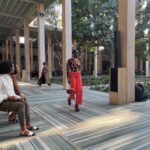 Nana Komatsu Instagram - @chanelofficial 
Metiers d'art 2022/23 in Dakar🇸🇳 

今回は西アフリカ・セネガルのダカールで
メティエダールコレクションが発表されました。
会場は旧司法宮。

今回感じた事は、ランウェイショーを単なるイベントとしてではなく、お互いの芸術面においてリスペクトをもち交流を経てまた新たに生み出されるエネルギーを肌で体感する事が出来ました‼︎
現地のダンサーさんとアーティストさん達がパワフルな踊りと歌を披露してくれて、会場の皆も今にも踊り出しそうな一体感。
コレクションは、今回かなりアフリカからインスパイアされたシルエット・柄・色合い・アクセサリーまで遊び心たっぷりでどれも気分なものばかり。

会場にいるお客様さんもみんな
個性的なファッションで見ていて楽しかったな。

無限のクリエイションと未来、今後のダカールとCHANELが楽しみになりました。
とっても良い旅でした🌹
Thank you @chanelofficial 

@chanelofficial 
#chanelmetiersdart