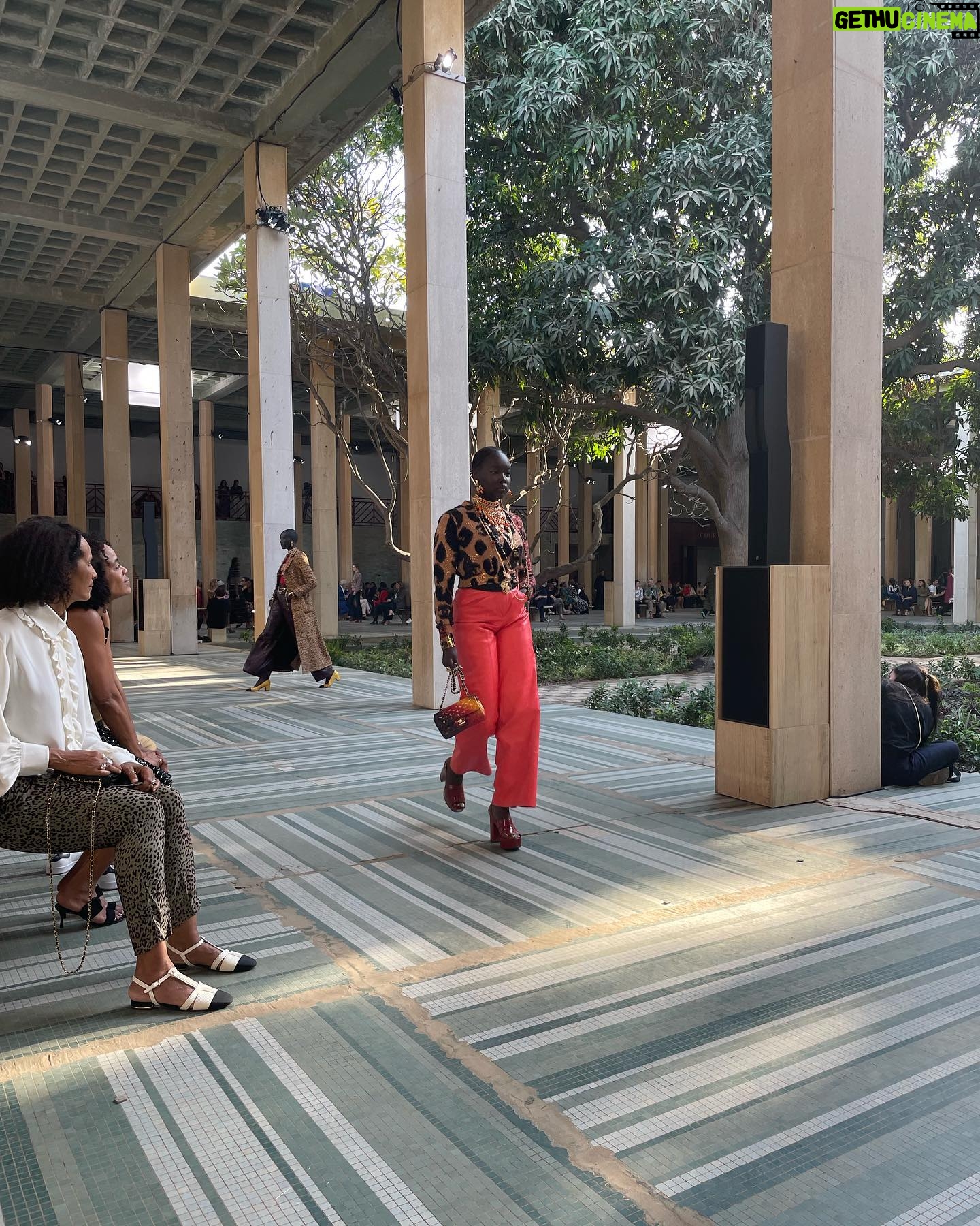 Nana Komatsu Instagram - @chanelofficial
Metiers d'art 2022/23 in Dakar🇸🇳
今回は西アフリカ・セネガルのダカールで
メティエダールコレクションが発表されました。
会場は旧司法宮。
今回感じた事は、ランウェイショーを単なるイベントとしてではなく、お互いの芸術面においてリスペクトをもち交流を経てまた新たに生み出されるエネルギーを肌で体感する事が出来ました‼︎
現地のダンサーさんとアーティストさん達がパワフルな踊りと歌を披露してくれて、会場の皆も今にも踊り出しそうな一体感。
コレクションは、今回かなりアフリカからインスパイアされたシルエット・柄・色合い・アクセサリーまで遊び心たっぷりでどれも気分なものばかり。
会場にいるお客様さんもみんな
個性的なファッションで見ていて楽しかったな。
無限のクリエイションと未来、今後のダカールとCHANELが楽しみになりました。
とっても良い旅でした🌹
Thank you @chanelofficial
@chanelofficial
#chanelmetiersdart