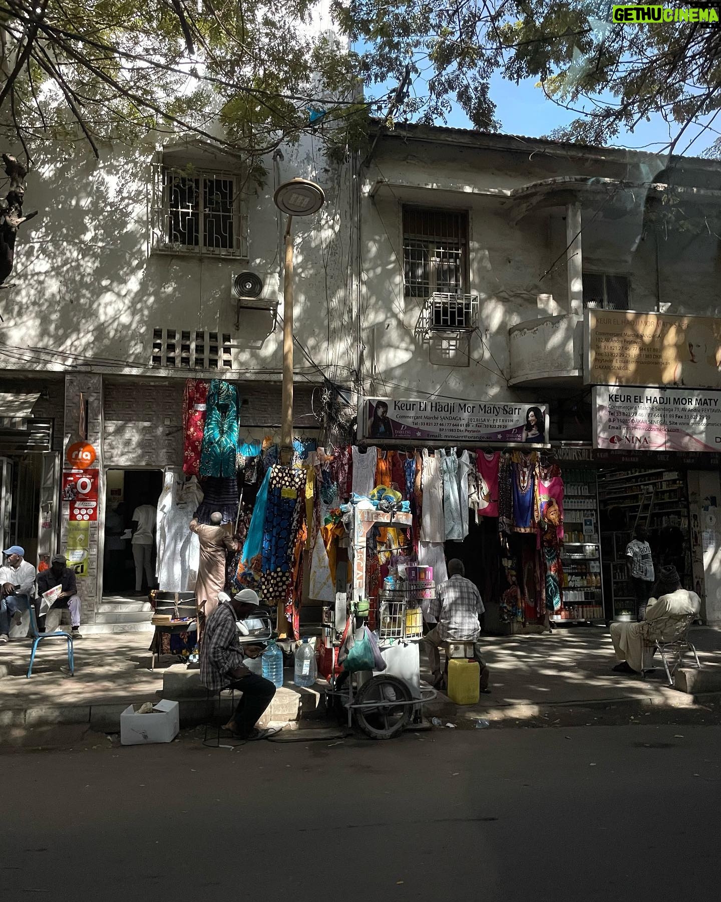 Nana Komatsu Instagram - @chanelofficial in Dakar 🇸🇳
歴史・文学・音楽・映画
職人・ファッション・アートに沢山触れてきました。
ゴレ島の歴史は言葉には表せられない事実を突きつけられたものだったけど、自分がその土地に足を踏み入れて聞いたり見たり知る事が1番の真実で事実なんだと感じました。想像や情報だけだと惑わされたり、それを本当だと思う事が恐いこと。
だから今回ダカールに来たことは
とても意味のあるものでした。
旅の中で観た景色は、
その日その日の生きている人達の生活を感じた。
沢山学ぶ事だらけだったな!
自分自身で感じる事がいかに大事か。
とにかく、ダカールに魅了されっぱなしの
スペシャルな旅でした✈️🇸🇳
また訪れたい場所です。
@chanelofficial
#chanelmetiersdart