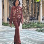 Nana Komatsu Instagram - @chanelofficial 
Metiers d'art 2022/23 in Dakar🇸🇳 

今回は西アフリカ・セネガルのダカールで
メティエダールコレクションが発表されました。
会場は旧司法宮。

今回感じた事は、ランウェイショーを単なるイベントとしてではなく、お互いの芸術面においてリスペクトをもち交流を経てまた新たに生み出されるエネルギーを肌で体感する事が出来ました‼︎
現地のダンサーさんとアーティストさん達がパワフルな踊りと歌を披露してくれて、会場の皆も今にも踊り出しそうな一体感。
コレクションは、今回かなりアフリカからインスパイアされたシルエット・柄・色合い・アクセサリーまで遊び心たっぷりでどれも気分なものばかり。

会場にいるお客様さんもみんな
個性的なファッションで見ていて楽しかったな。

無限のクリエイションと未来、今後のダカールとCHANELが楽しみになりました。
とっても良い旅でした🌹
Thank you @chanelofficial 

@chanelofficial 
#chanelmetiersdart