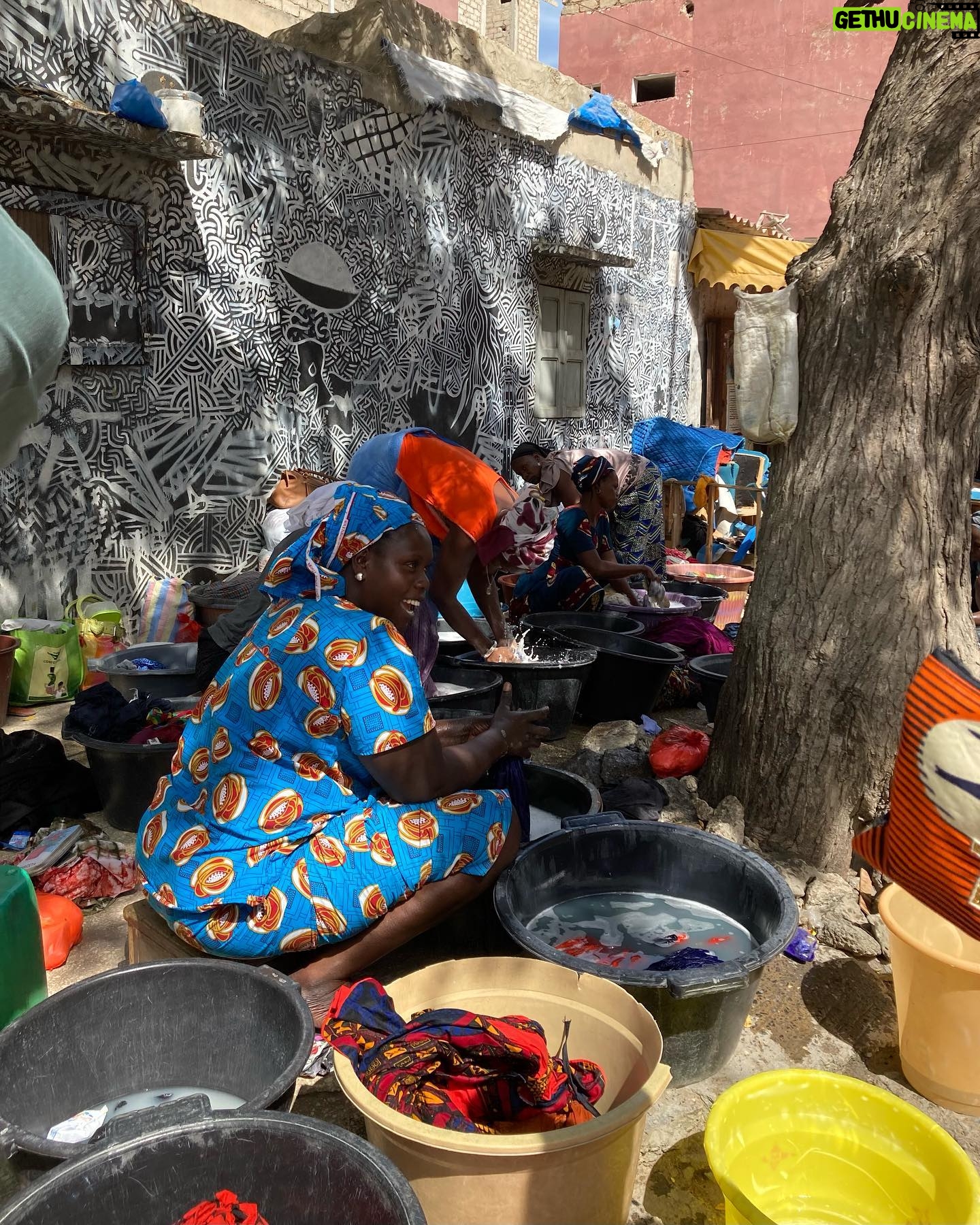 Nana Komatsu Instagram - @chanelofficial in Dakar 🇸🇳
歴史・文学・音楽・映画
職人・ファッション・アートに沢山触れてきました。
ゴレ島の歴史は言葉には表せられない事実を突きつけられたものだったけど、自分がその土地に足を踏み入れて聞いたり見たり知る事が1番の真実で事実なんだと感じました。想像や情報だけだと惑わされたり、それを本当だと思う事が恐いこと。
だから今回ダカールに来たことは
とても意味のあるものでした。
旅の中で観た景色は、
その日その日の生きている人達の生活を感じた。
沢山学ぶ事だらけだったな!
自分自身で感じる事がいかに大事か。
とにかく、ダカールに魅了されっぱなしの
スペシャルな旅でした✈️🇸🇳
また訪れたい場所です。
@chanelofficial
#chanelmetiersdart