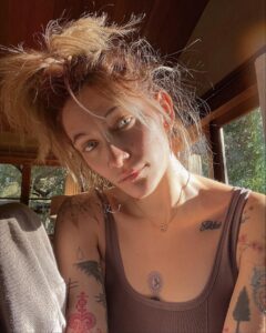 Paris Jackson Instagram - my my such a sweet thing
i wanna do everything
what a beautiful feeling
crimson and clover