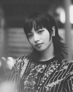 Nana Komatsu Instagram - Metiers d'art 2022/23 in Dakar
📝🎓👗🪡🎨👨‍🎨🎞🎬👯🎶🎹🌍

@chanelofficial
#chanelmetiersdart