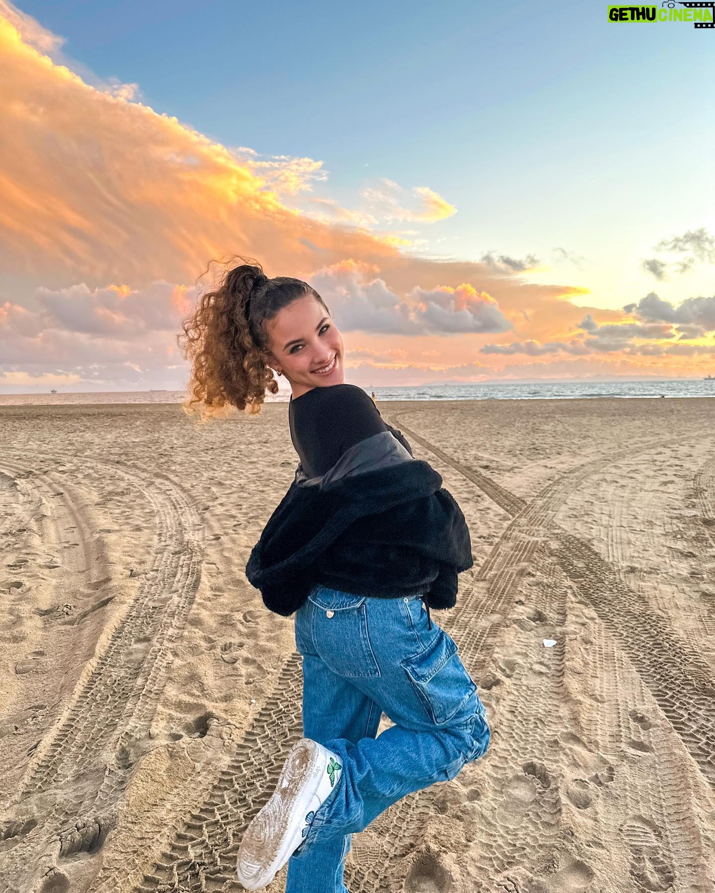 Sofie Dossi - 114.2K Likes - whatcha doing today?🤍
