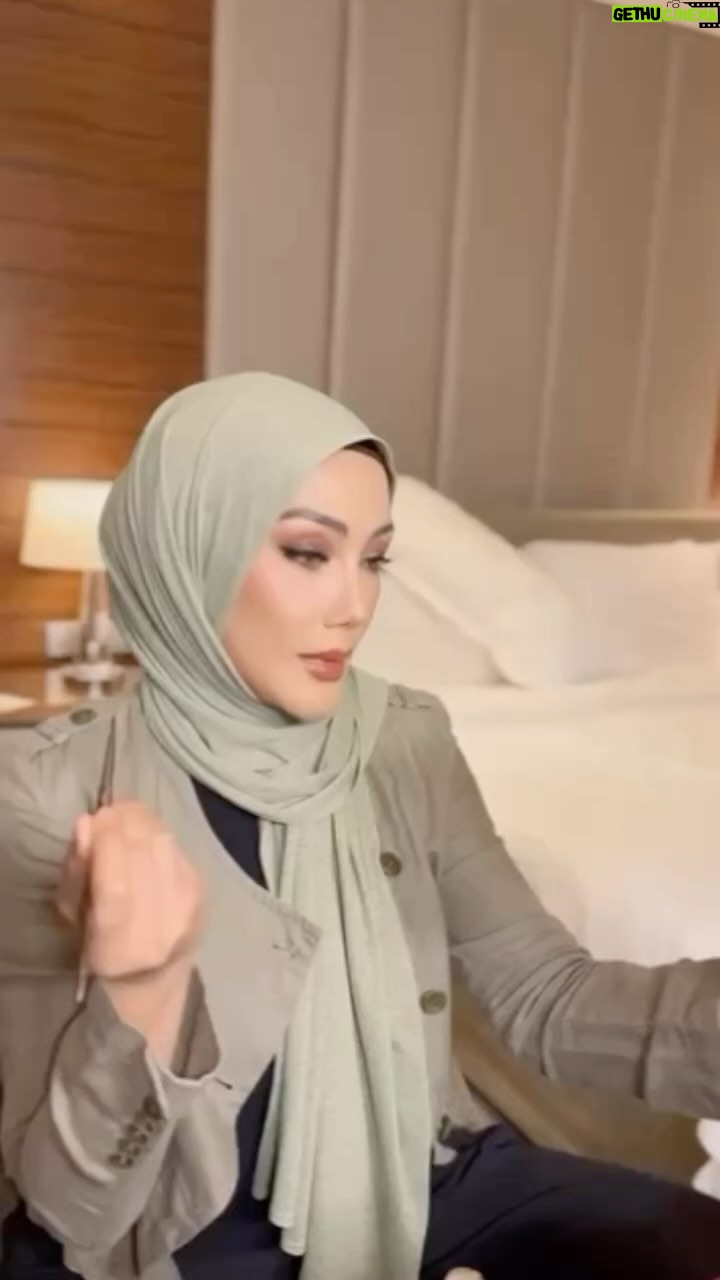 Erra Fazira Instagram - Semalam..
Terima kasih KWSP mengundang saya di malam mengamit kenangan.. Walau tak dengar suara sendiri, kugagahi jebat! 😆 Minta maaf terlebih terkurang.. hingga jumpa lagi.. InsyaAllah😘🥰 .
.
💄 ~ @makeupbydeqsha .
👗 ~ @lumiereconcept