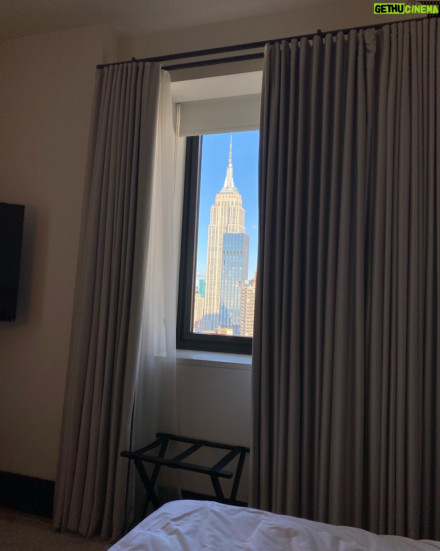 Nicola Coughlan Instagram - 🎄MiniHol NY 🍎
Thank you @editionnewyork for having us in your comfy beds
Thank you @aerlingus for getting us there in style
Thank you @suttonstracke for when I shouted at you “Jealous of what?!” You responded “your ugly leather shoes”❤️