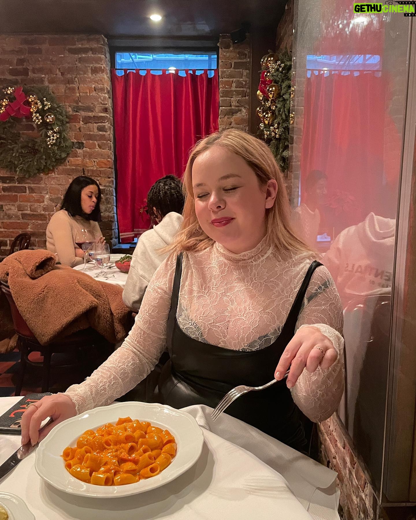 Nicola Coughlan Instagram - 🎄MiniHol NY 🍎
Thank you @editionnewyork for having us in your comfy beds
Thank you @aerlingus for getting us there in style
Thank you @suttonstracke for when I shouted at you “Jealous of what?!” You responded “your ugly leather shoes”❤️